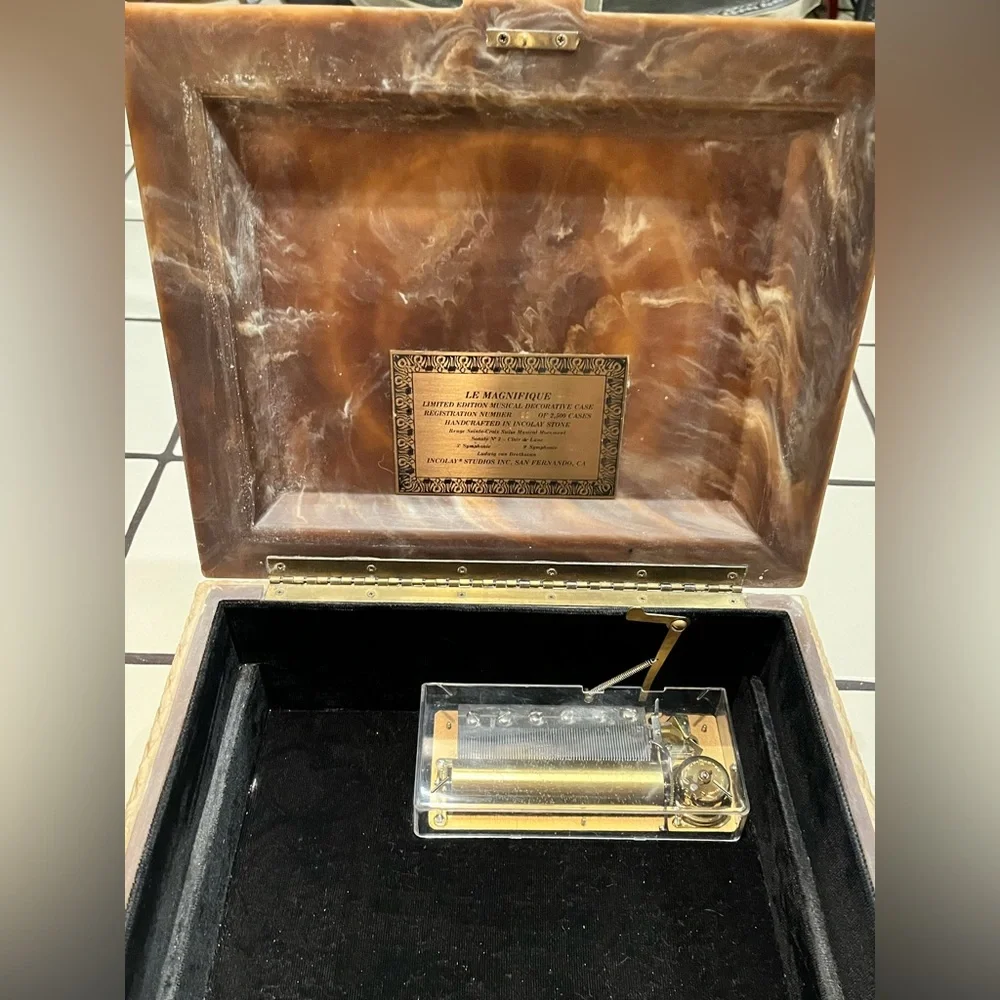 #22 of 2500 Incolay Hinged Case |Vesta feeds the Eternal Flame